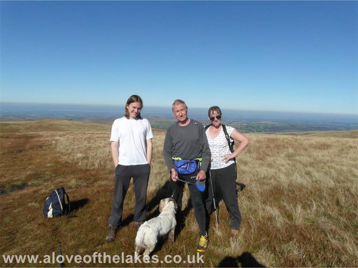 We had the great fortune of bumping in to this guy who had just run down to Great Sca Fell from The Knott with his 4 legged 
companion. Once a full time fell runner alongside the great Jos Naylor, this chap had already ran 18 kilometres when he met 
with us !!  no longer a competitor he does it for fun now. Much respect !!!
