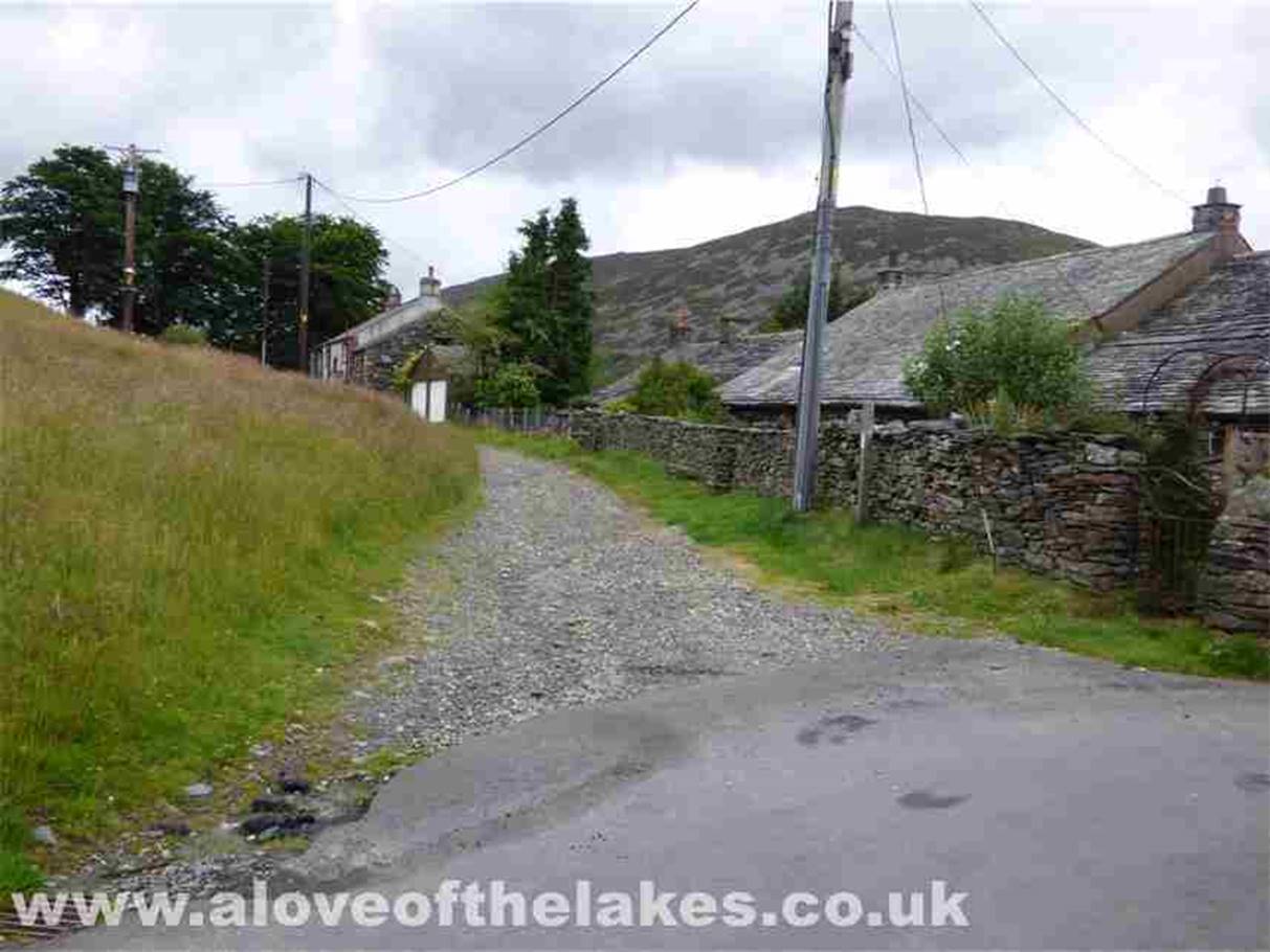 Take the stone track that leads past the farm building