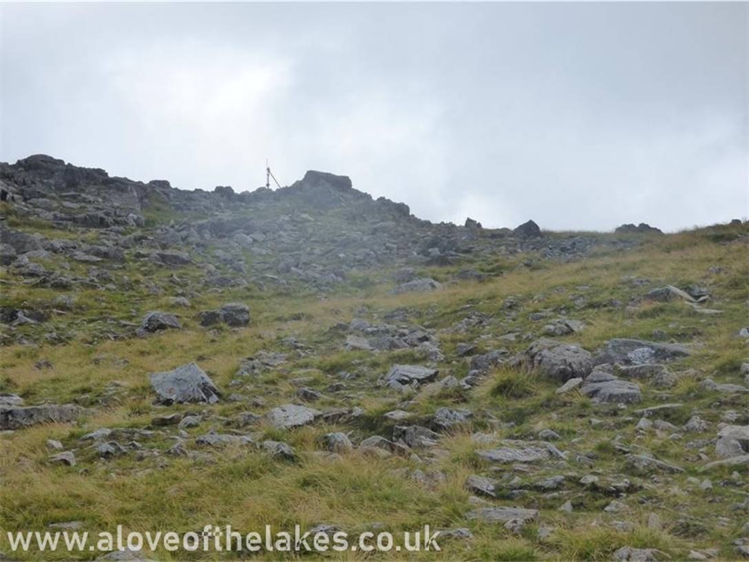 Approaching the series of summit cairns dotted across the top of Brandreth