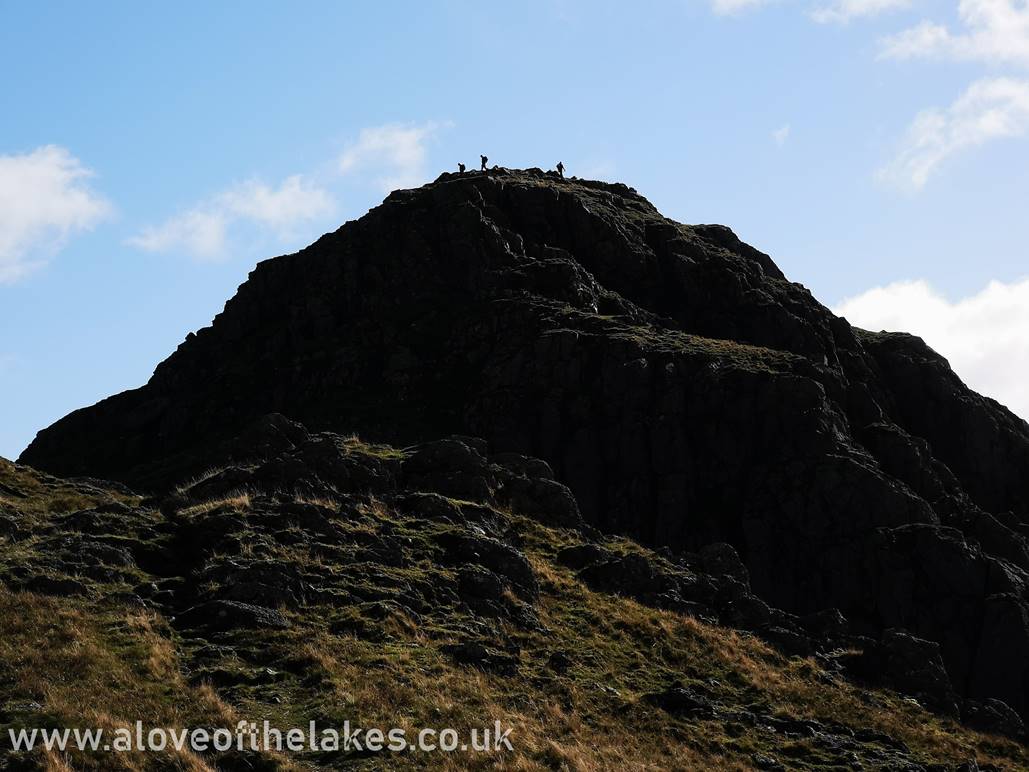 Here we are at the base of the summit and today Pike o Stickle is the popular choice of many. At the base
there is some steps that lead up to a grassy ledge. From that point some rock handling and some mild
scrambling is required. Thankfully ther are plenty of hand hold to assist with the scramble
