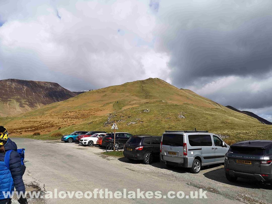 The walk starts at Newlands Hause where there is ample free car parking space. The path up to Knott Rigg is very
obvious from the start point
